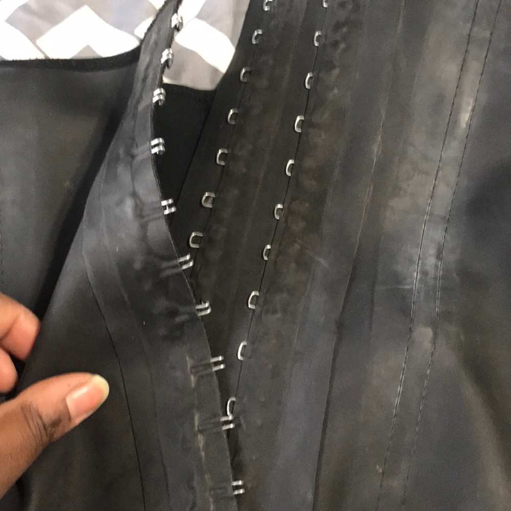 Corset - Picture 3 of 4